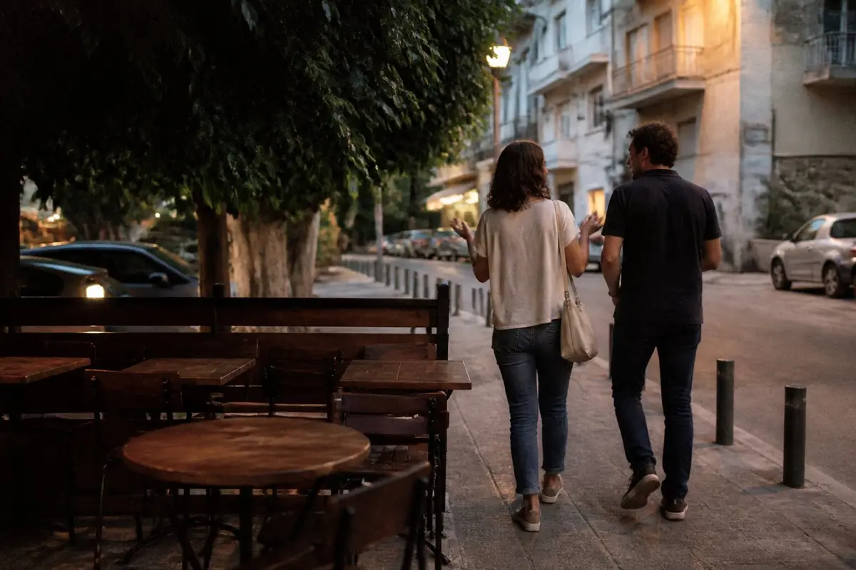 גבר ואישה בשנות הארבעים לחייהם, מצולמים מאחור, הולכים זה לצד זו ומתרחקים מבית קפה שכונתי בתחילת הערב