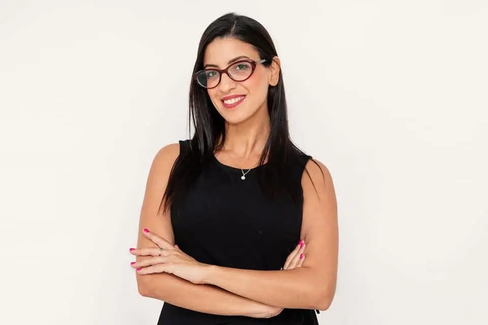 מורן שרון דפנה עם פנים למצלמה